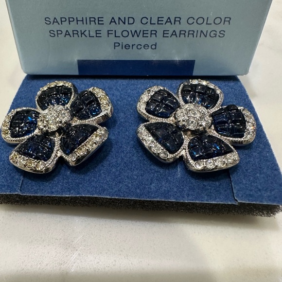 SAPPHIRE AND CLEAR COLOR SPARKLE FLOWER EARRINGS-pierced - Picture 6 of 12